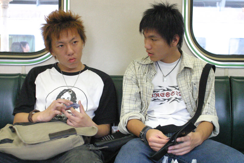 台灣鐵路旅遊攝影電車-區間車交談的旅客2005攝影照片19